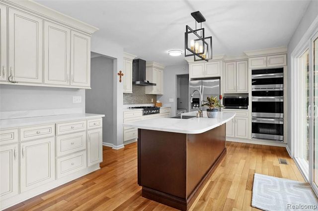 5076 Watergate Road, West Bloomfield, MI 48323