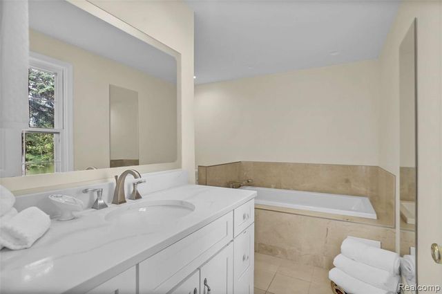 5076 Watergate Road, West Bloomfield, MI 48323