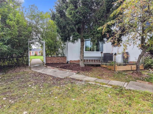 5076 Watergate Road, West Bloomfield, MI 48323