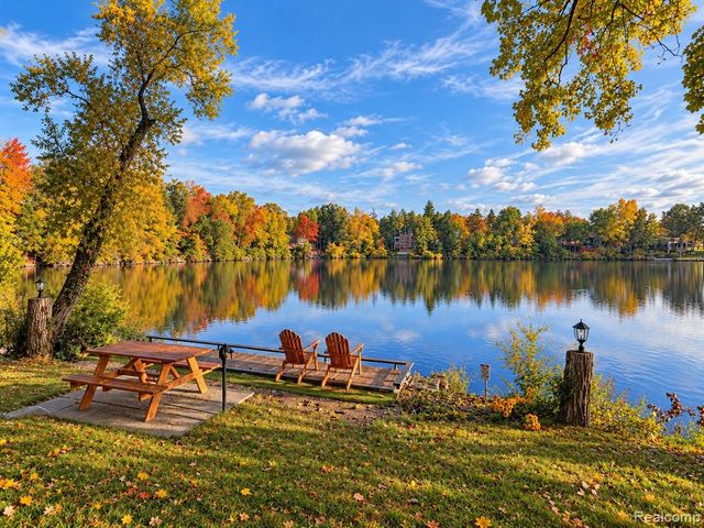 5076 Watergate Road, West Bloomfield, MI 48323