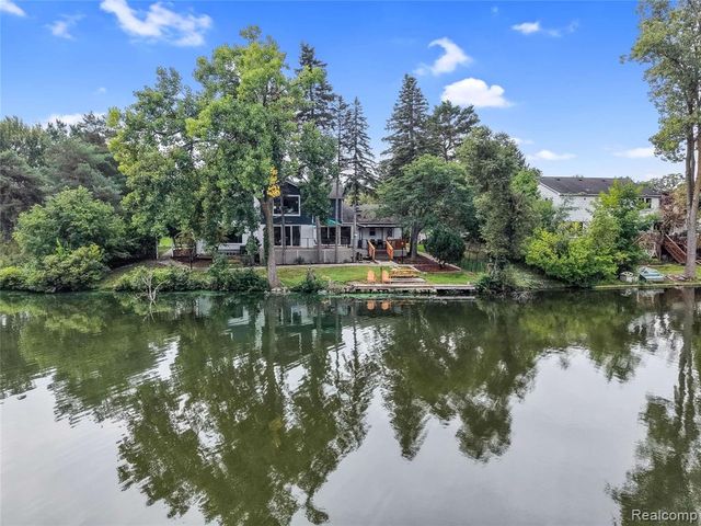 5076 Watergate Road, West Bloomfield, MI 48323