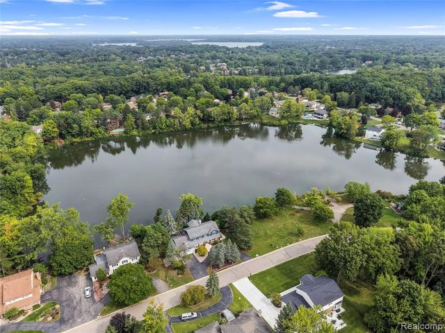 5076 Watergate Road, West Bloomfield, MI 48323