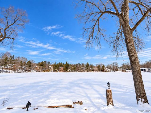 5076 Watergate Road, West Bloomfield, MI 48323
