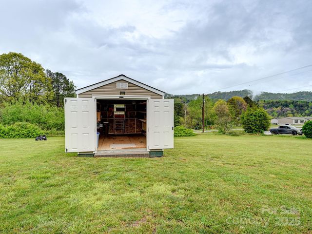 123 Big Oak Road, Hendersonville, NC 28792