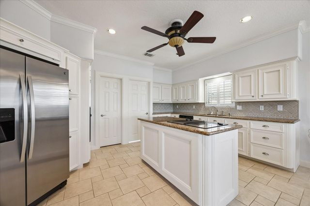 1554 Windsong Way, Tiki Island, TX 77554