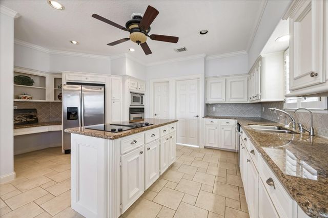 1554 Windsong Way, Tiki Island, TX 77554