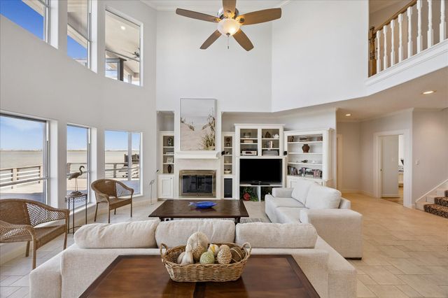 1554 Windsong Way, Tiki Island, TX 77554