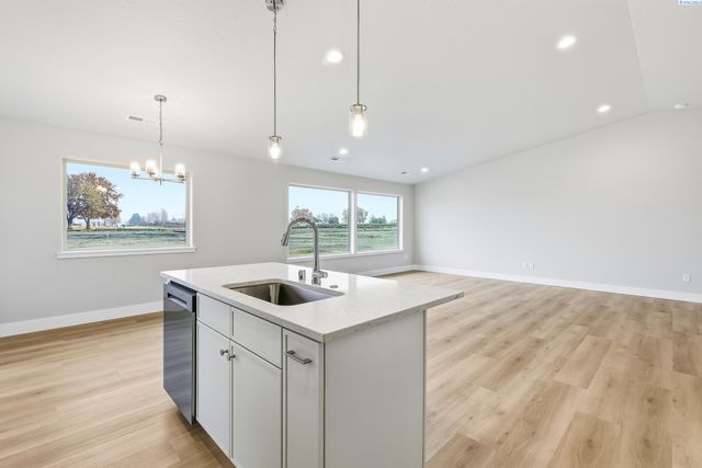 10519 Atlantic Dr, Pasco, WA 99301