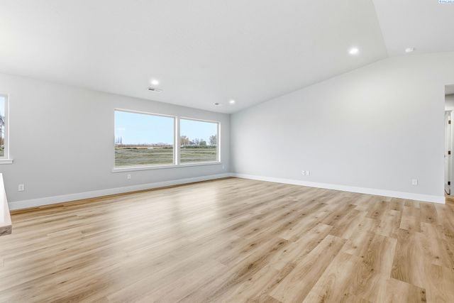 10519 Atlantic Dr, Pasco, WA 99301