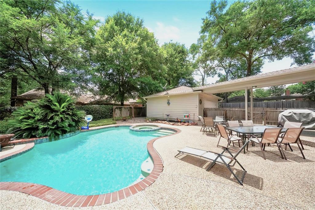 55 E Amberglow Circle, The Woodlands, TX 77381