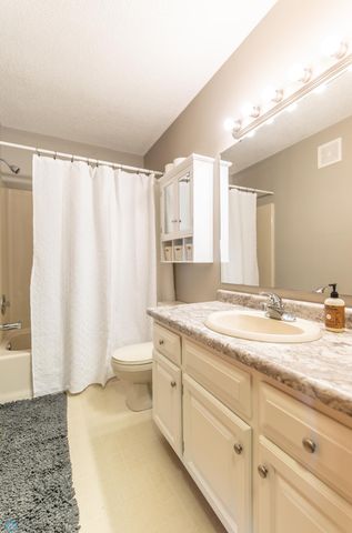 2501 39th Avenue S, Fargo, ND 58104