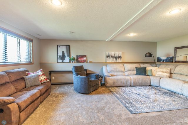 2501 39th Avenue S, Fargo, ND 58104
