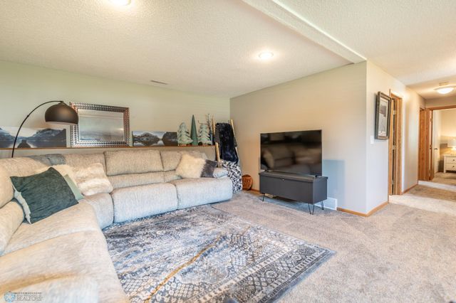 2501 39th Avenue S, Fargo, ND 58104