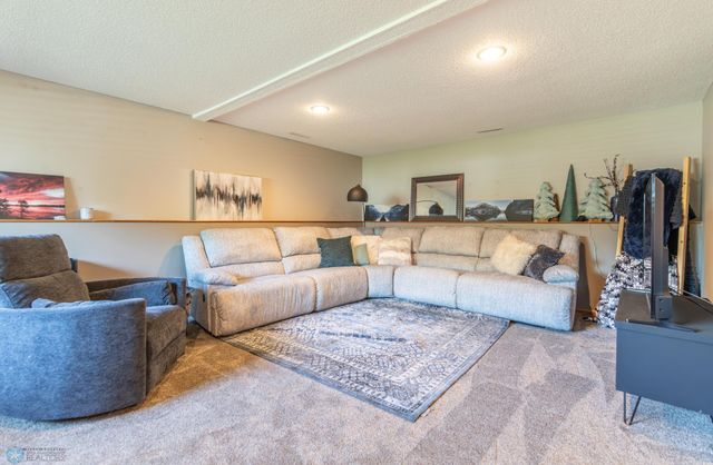 2501 39th Avenue S, Fargo, ND 58104