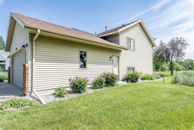 2501 39th Avenue S, Fargo, ND 58104