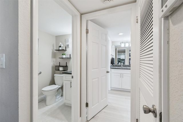 1 KEY CAPRI 711E, Treasure Island, FL 33706