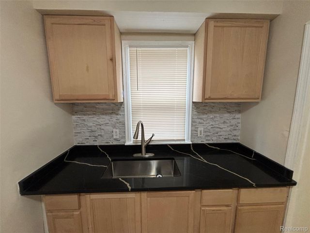 15909 Lauder Street, Detroit, MI 48227