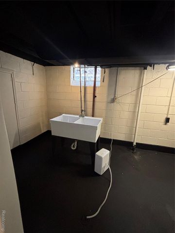 15909 Lauder Street, Detroit, MI 48227