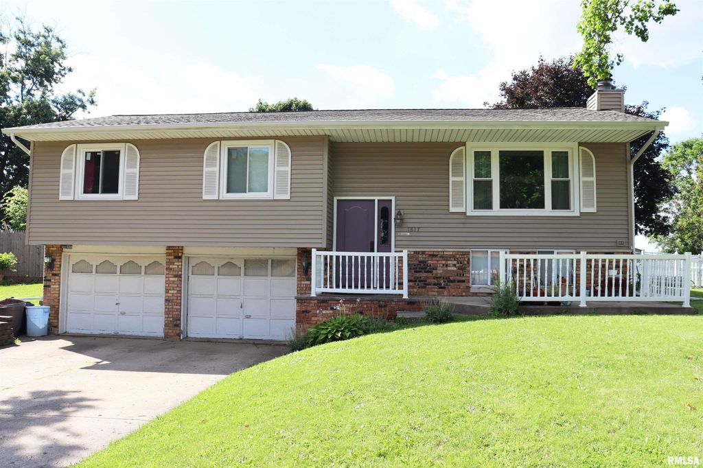 1817 S HOPEWOOD Lane, Peoria, IL 61607
