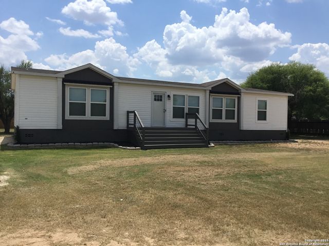 680 SE Front AVE, Sabinal, TX 78881
