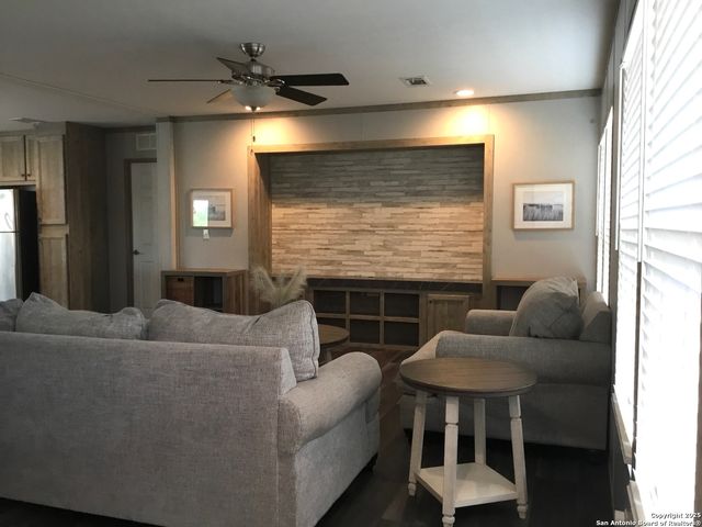 680 SE Front AVE, Sabinal, TX 78881