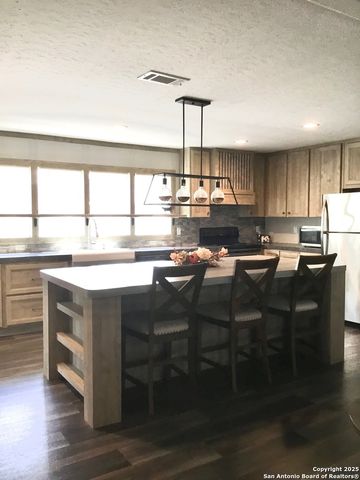 680 SE Front AVE, Sabinal, TX 78881