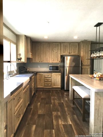 680 SE Front AVE, Sabinal, TX 78881