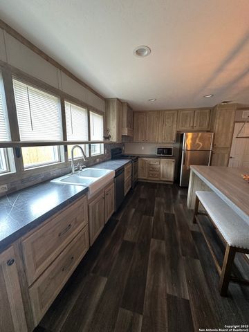 680 SE Front AVE, Sabinal, TX 78881