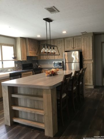 680 SE Front AVE, Sabinal, TX 78881