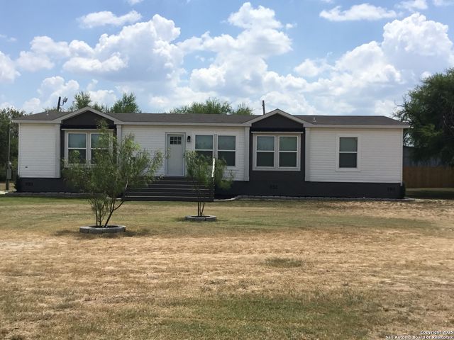 680 SE Front AVE, Sabinal, TX 78881