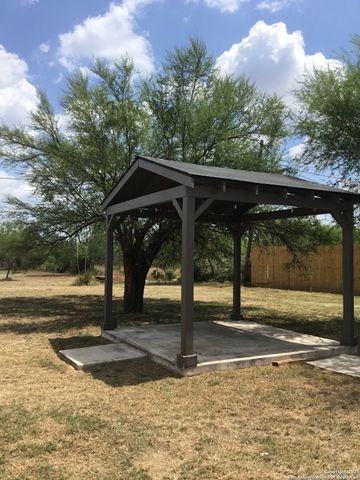 680 SE Front AVE, Sabinal, TX 78881