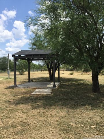 680 SE Front AVE, Sabinal, TX 78881