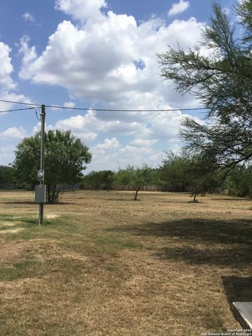 680 SE Front AVE, Sabinal, TX 78881