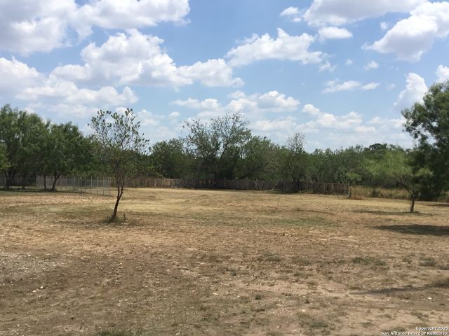 680 SE Front AVE, Sabinal, TX 78881