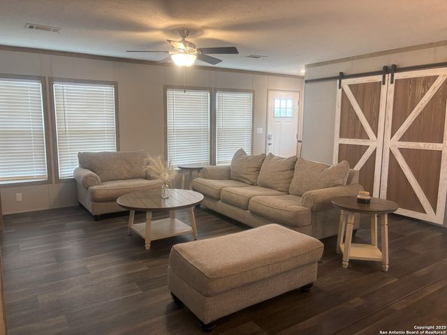 680 SE Front AVE, Sabinal, TX 78881