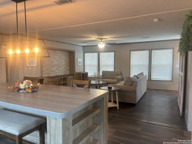 680 SE Front AVE, Sabinal, TX 78881