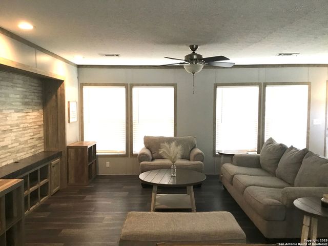 680 SE Front AVE, Sabinal, TX 78881