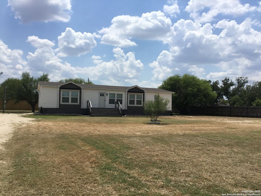 680 SE Front AVE, Sabinal, TX 78881