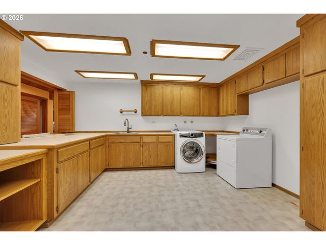 85368 RIDGETOP Dr, Eugene, OR 97405