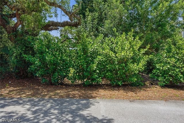 375 Gumbo Limbo LN, Marco Island, FL 34145