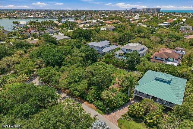 375 Gumbo Limbo LN, Marco Island, FL 34145