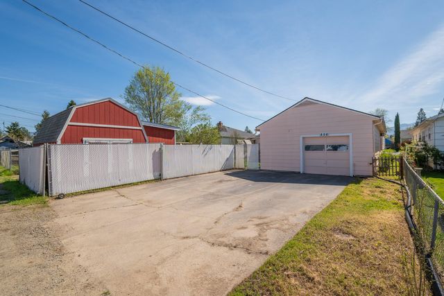 856 W 14th Street, Medford, OR 97501