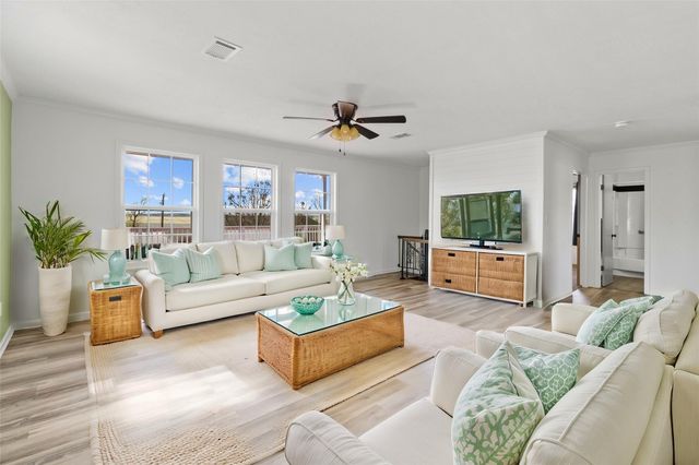 400 Shorthorn Dr, Onalaska, TX 77360