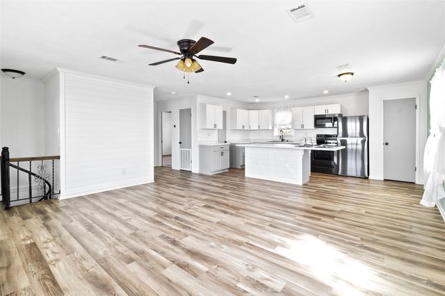 400 Shorthorn Dr, Onalaska, TX 77360