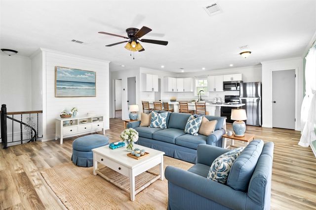 400 Shorthorn Dr, Onalaska, TX 77360