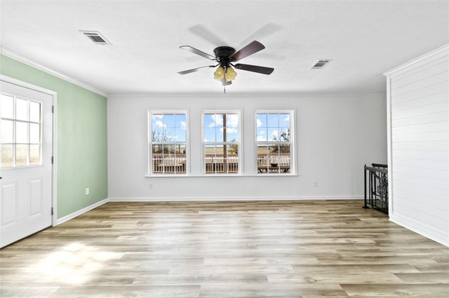 400 Shorthorn Dr, Onalaska, TX 77360