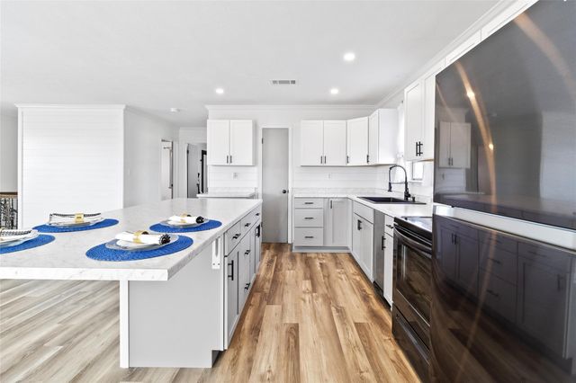 400 Shorthorn Dr, Onalaska, TX 77360