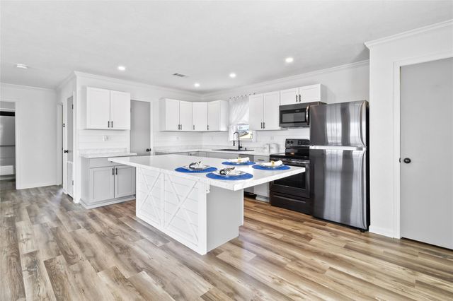 400 Shorthorn Dr, Onalaska, TX 77360