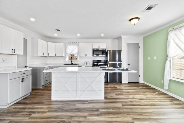 400 Shorthorn Dr, Onalaska, TX 77360