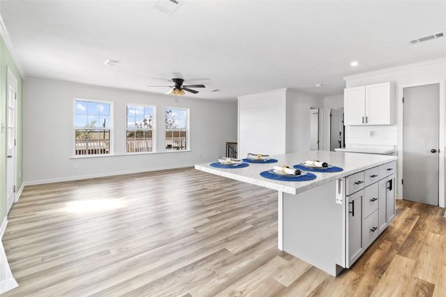 400 Shorthorn Dr, Onalaska, TX 77360